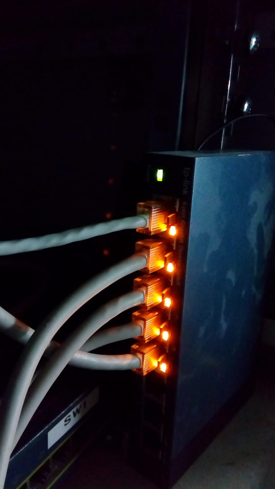 switch de 8 puertos de 1gb a que estan conetados 4 Asus RT-N12E Router/Punto de Acceso/Repetidor WiF